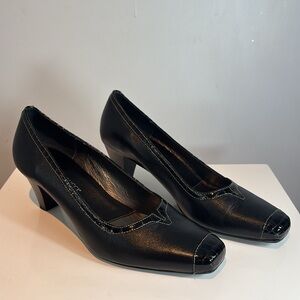 Roberto Capucci black leather classic pumps size 8.5 EUC w/box